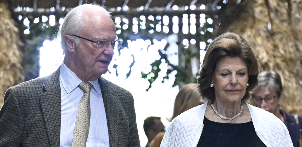 Kung Carl Gustaf älskar sin Silvia men drottningen har en förmåga att irritera maken. Tyskan har en fix idé som stör monarken något oerhört.