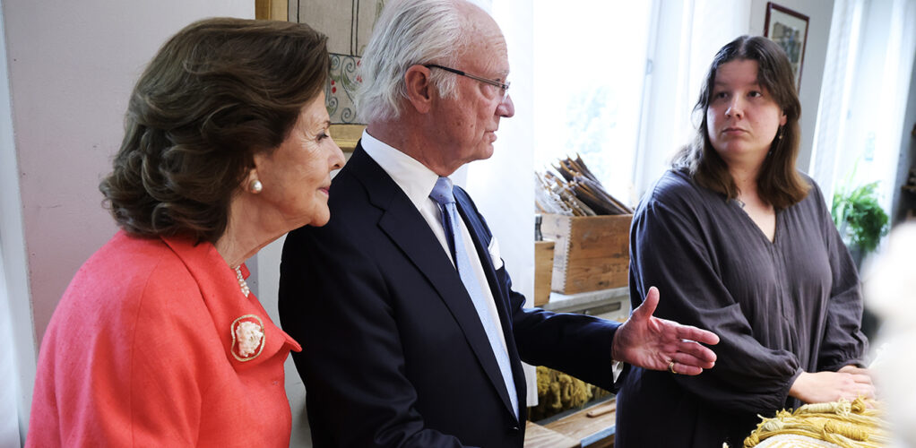 H&auml;r bes&ouml;ker drottning Silvia och kung Carl Gustaf M&auml;rta M&aring;&aring;s Fjetterstr&ouml;m atelj&eacute; och verkstad i B&aring;stad.