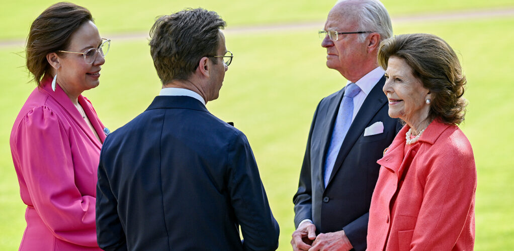 Utrikesminister Maria Malmer Stenergard (M) och statsminister Ulf Kristersson (M) h&auml;lsar p&aring; kung Carl Gustaf och drottning Silvia i samband med Natos utrikesministerm&ouml;te. 