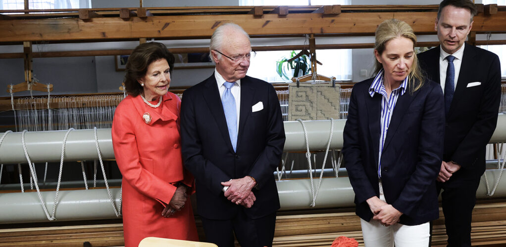 Drottning Silvia och kung Carl Gustaf tyckte det var sp&auml;nnande att bes&ouml;ka M&aring;&aring;s-Fjetterstr&ouml;ms atelj&eacute; i B&aring;stad.