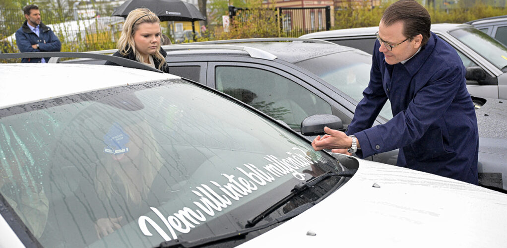 Prins Daniels folkliga bakgrund g&ouml;r att han sm&auml;lter in v&auml;l n&auml;r han exempelvis tr&auml;ffar EPA-ungdomar.