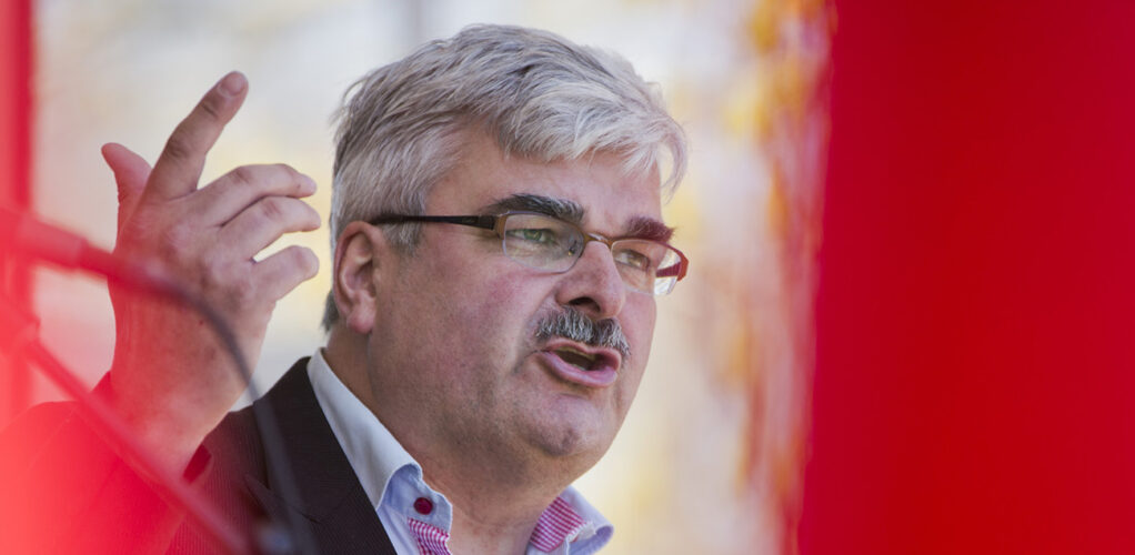 H&aring;kan Juholt tycker det &auml;r en utm&auml;rkt id&eacute; med h&ouml;nshus p&aring; Harpsund. 