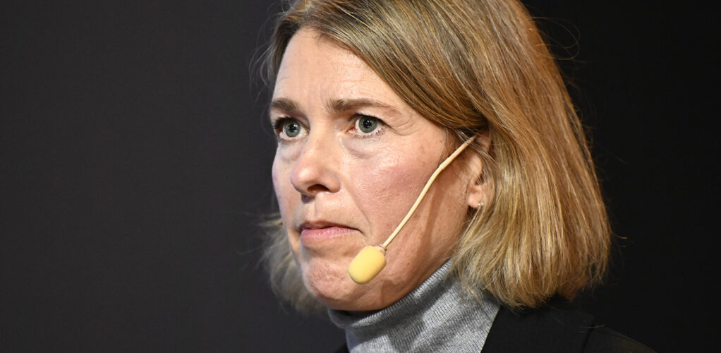 Lotta Folcker, ansvarig utgivare f&ouml;r Aftonbladet, har en helt annan inst&auml;llning &auml;n sin f&ouml;retr&auml;dare. Hon gav sexchefen sparken &ndash; och hyllas nu av redaktionen. 