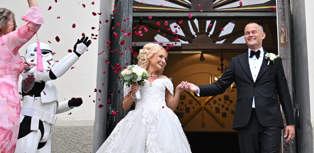 Lyckan var stor under Stefan Holms och Jessica Erikssons br&ouml;llop i Karlstads Domkyrka.