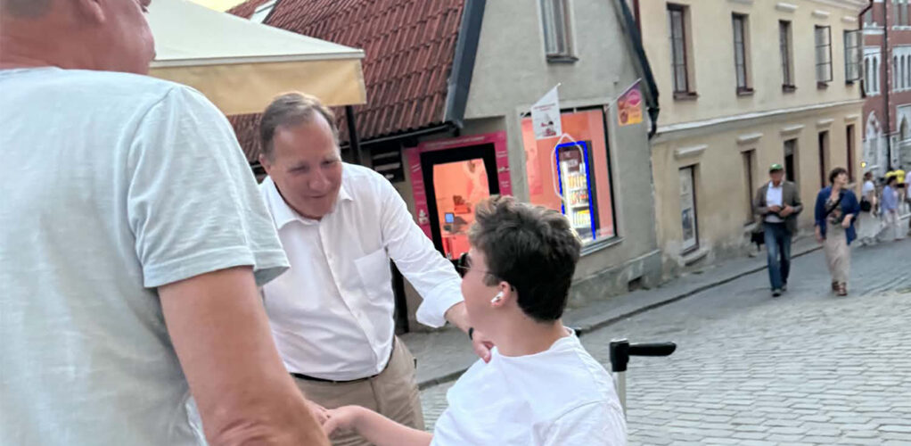 Stefan L&ouml;fven var p&aring; glatt hum&ouml;r och gick flera g&aring;nger fram till f&ouml;rbipasserande. 