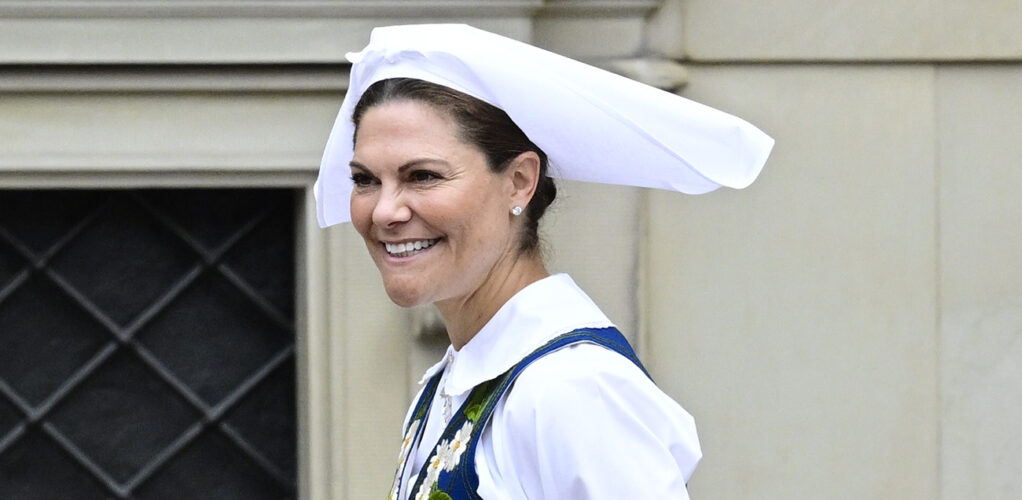 Kronprinsessan Victoria strålade lyckligt – maken släppte henne inte med blicken.