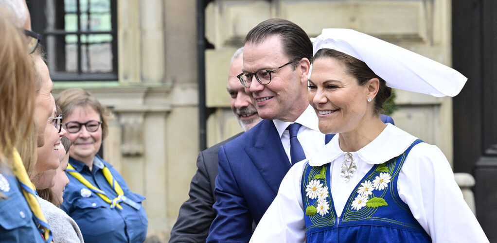 Prins Daniel höll sig tätt bakom Victoria under hela ceremonin.