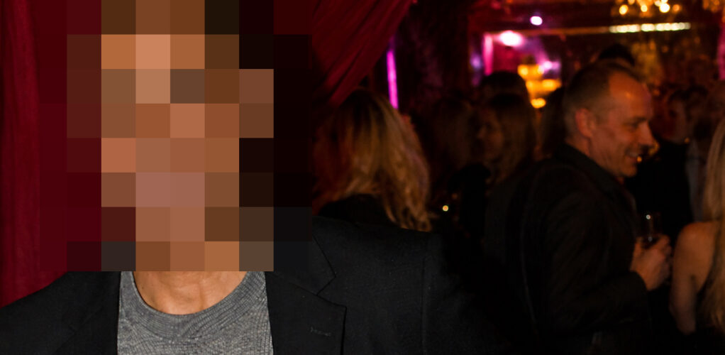 Den tidigare SVT-profilen fångades på bild under den omskrivna kändiskvällen – bara dagar efter polisdramat.