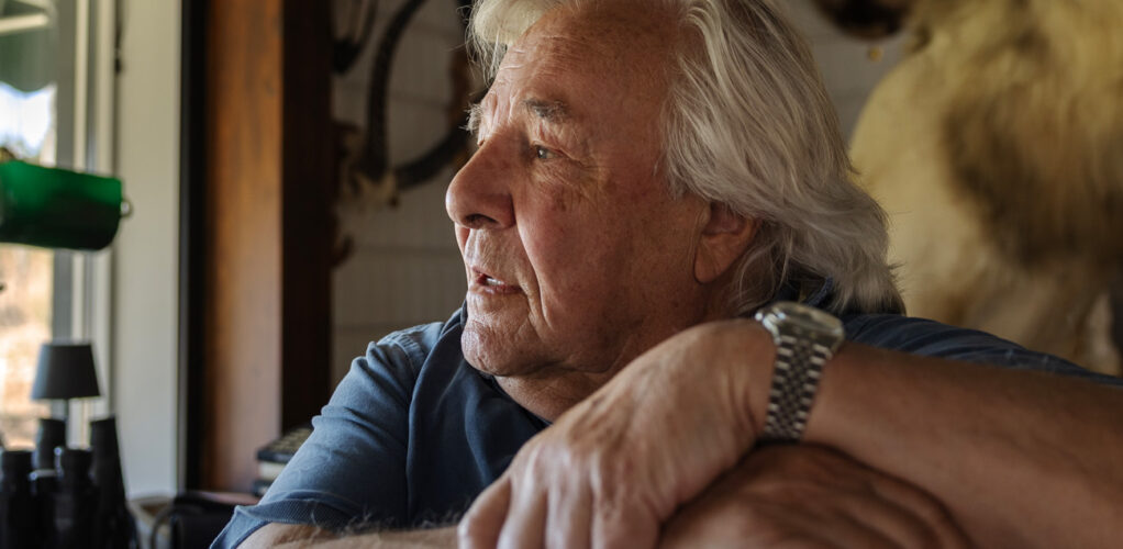 Blicken säger allt. Jan Guillou kämpar mot en kropp som inte längre lyder som förr.