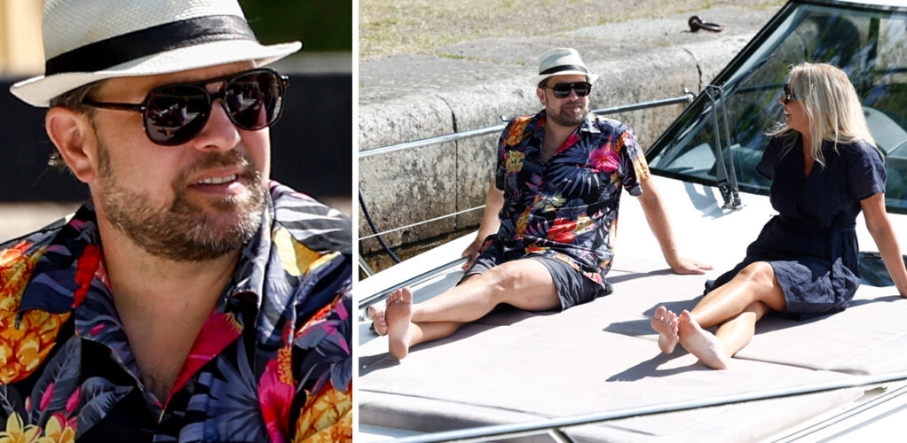 Jimmie &Aring;kesson njuter av sommarsolen ombord p&aring; yachten under SD:s valturn&eacute; l&auml;ngs G&ouml;ta kanal. Men vid horisonten tornar m&ouml;rka moln upp sig.