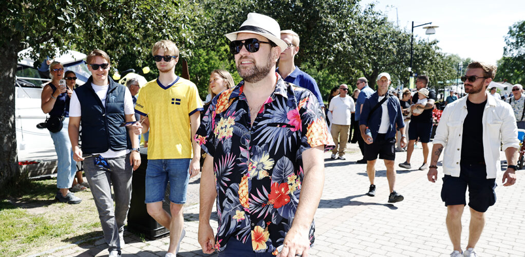 Med solhatt, solglas&ouml;gon och f&auml;rgsprakande skjorta glider Jimmie &Aring;kesson fram genom S&ouml;derk&ouml;ping &ndash; samtidigt h&aring;rdnar kampen inf&ouml;r valet.
