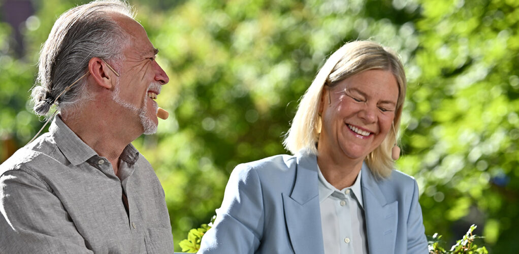 Magdalena Andersson blir alldeles till sig. Mannen p&aring; bilden ska inte f&ouml;rv&auml;xlas med maken &ndash; det &auml;r Milj&ouml;partiets spr&aring;kr&ouml;r Daniel Helld&eacute;n. 