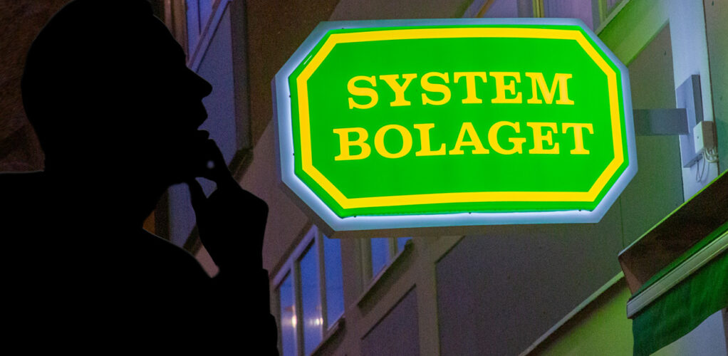 Nu slår personalen larm om toppolitikern – som de helst undviker när han besöker deras butik.