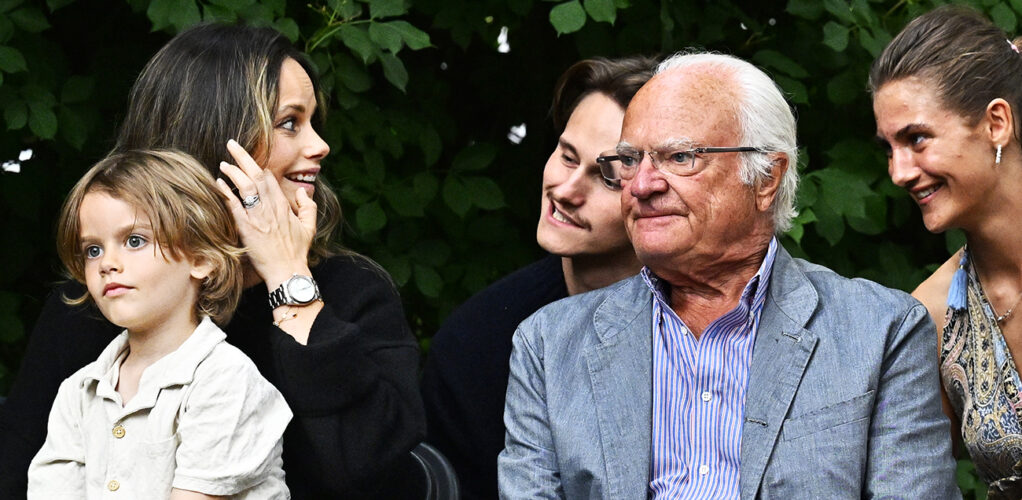 Kungen satt tätt intill Sofia – ett tydligt tecken på att osämjan är över.