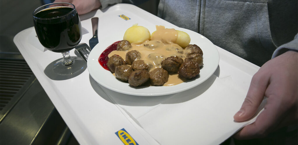 Daniel Nannskog och Malina gillar båda att mumsa köttbullar på Ikea.