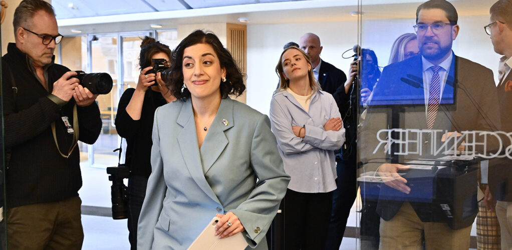 Simona Mohamsson och Jimmie &Aring;kesson stod sida vid sida n&auml;r Liberalerna sv&auml;ngde. Nu v&auml;grar SD-ledaren att r&auml;dda L med st&ouml;dr&ouml;ster.