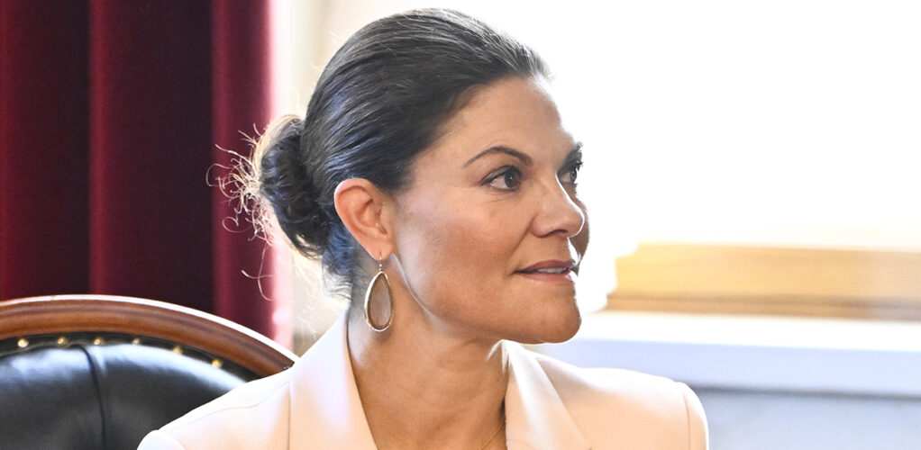Kronprinsessan Victoria under bes&ouml;ket i Vasa, d&auml;r hennes ansikte nu v&auml;cker nya fr&aring;gor.