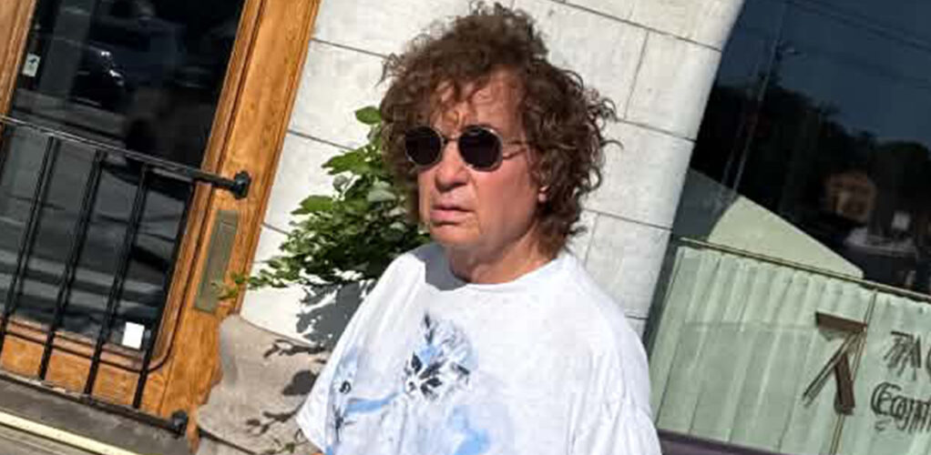 Den l&ouml;st sittande t-shirten, de och de runda solglas&ouml;gonen ger Magnus Uggla en avslappnad stil.