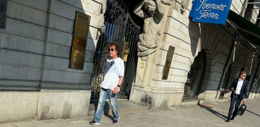 Magnus Uggla h&aring;ller stilen enkel med ljusa jeans, oversized t-shirt och diskreta accessoarer.