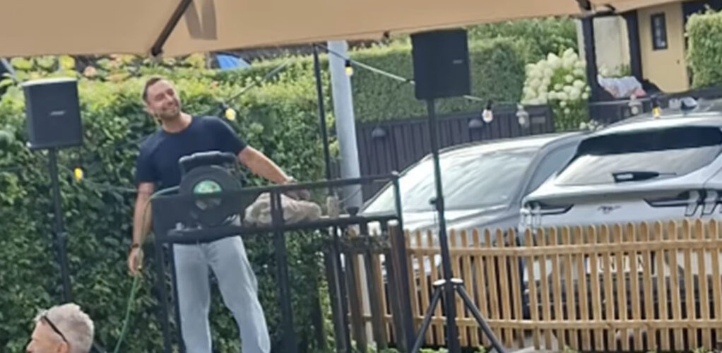 Här dansar Måns Zelmerlöw loss bakom mixerbordet på sin egen krog.