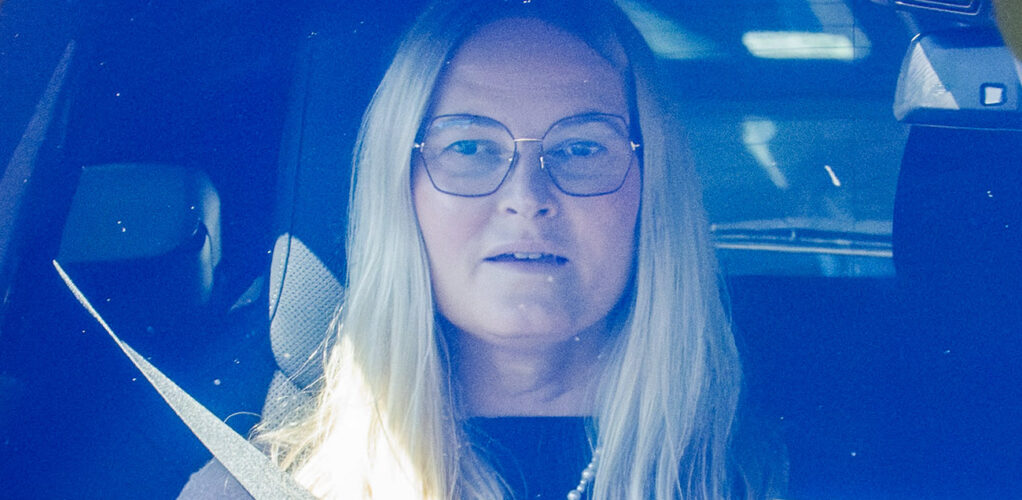 Mette-Marit har g&aring;tt fr&aring;n h&aring;rt ifr&aring;gasatt kronprinsessa till Norges nya drottning.