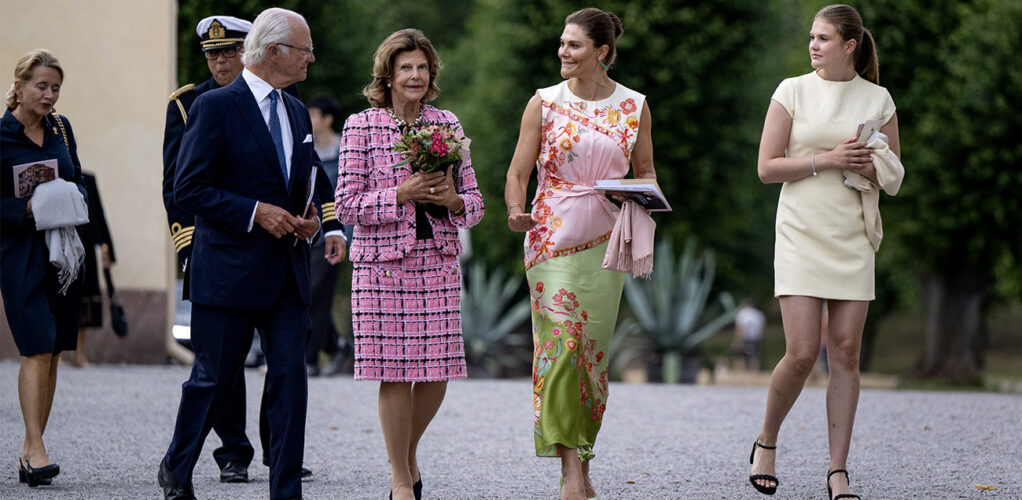 Estelle hamnade i centrum under drottning Silvias stora jubileumsdag.