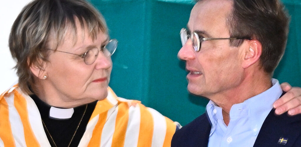Ulf Kristersson och Birgitta Ed visar upp sig inf&ouml;r kamerorna under r&ouml;stningen.