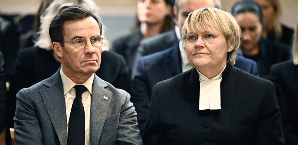 Ulf Kristersson och Birgitta Ed tillsammans i kyrkan. Efter valförlusten fortsätter granskningen av hennes lämplighet som präst.