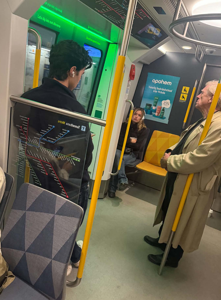 Claes Eriksson håller i stången medan tunnelbanan rullar