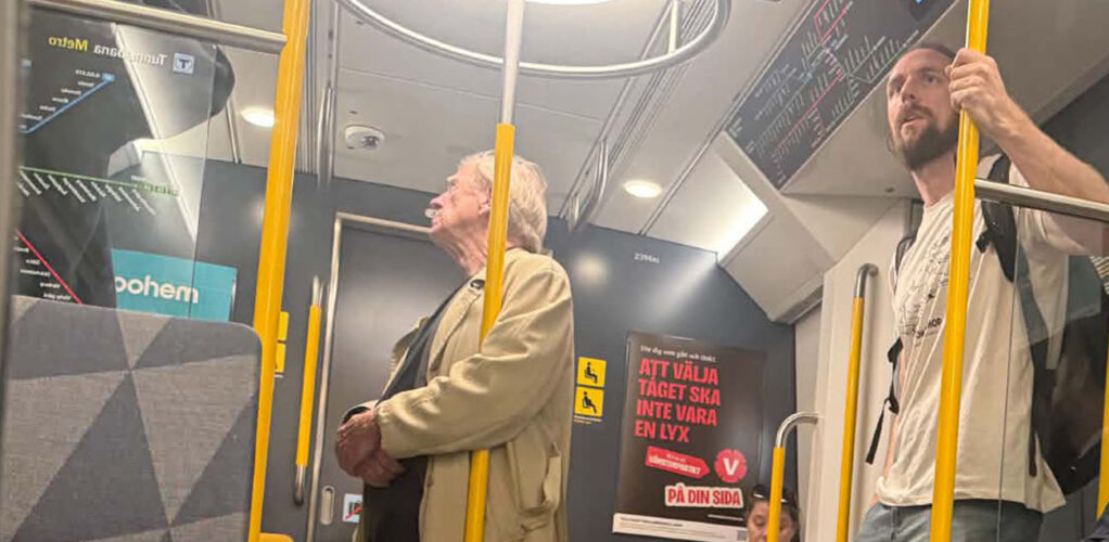 Galenskaparen Claes Eriksson håller i stången medan tåget rullar vidare genom Stockholm.