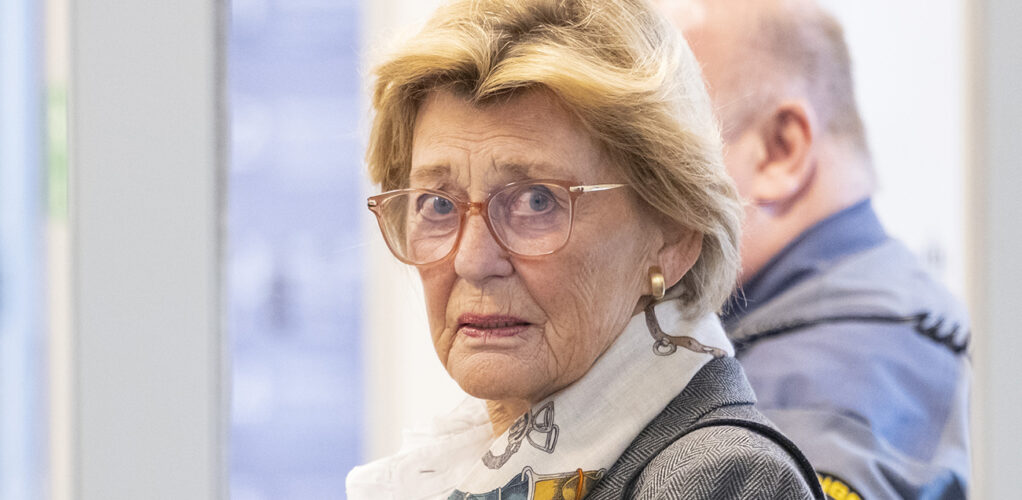 Kirstine von Blixen-Finecke p&aring; v&auml;g in i Kristianstads tingsr&auml;tt, d&auml;r tvisten om greve Hans-Gabriel Trolle-Wachtmeisters arv pr&ouml;vas.