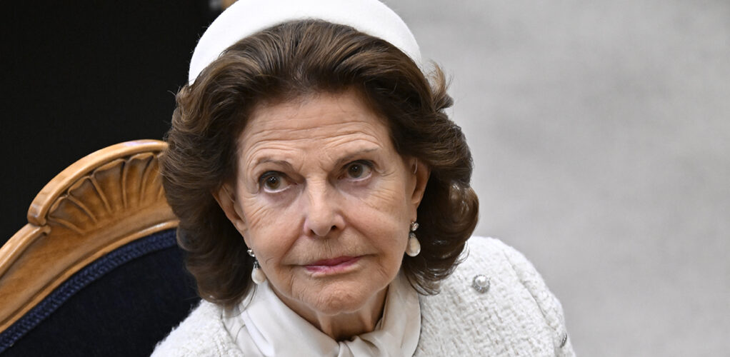 Källor på plats beskriver hur drottning Silvia såg ut att kämpa med orken under det omfattande programmet.