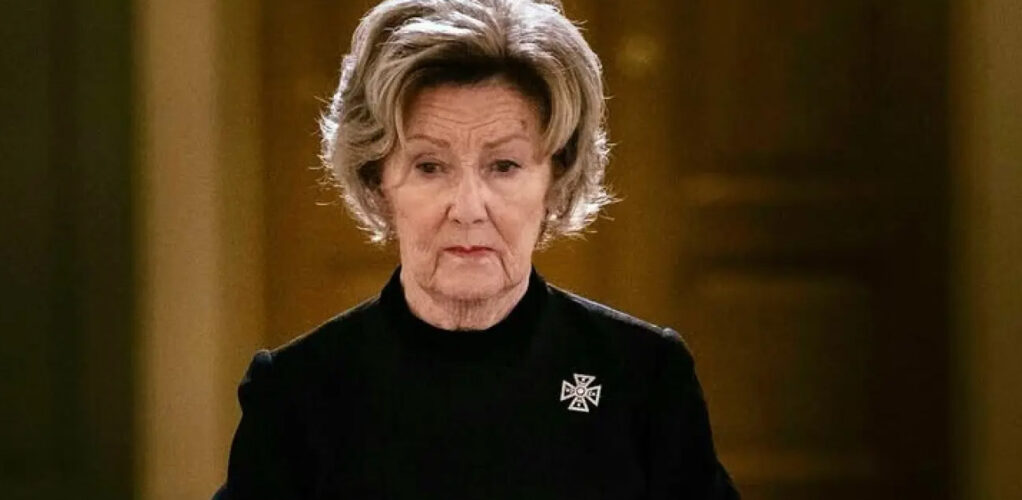 Drottning Sonja har tagit farväl av maken kung Harald vid hans kista.