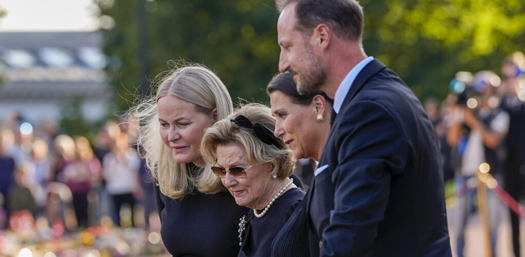 Drottning Sonja får tröst av familjen under den svåra sorgen.