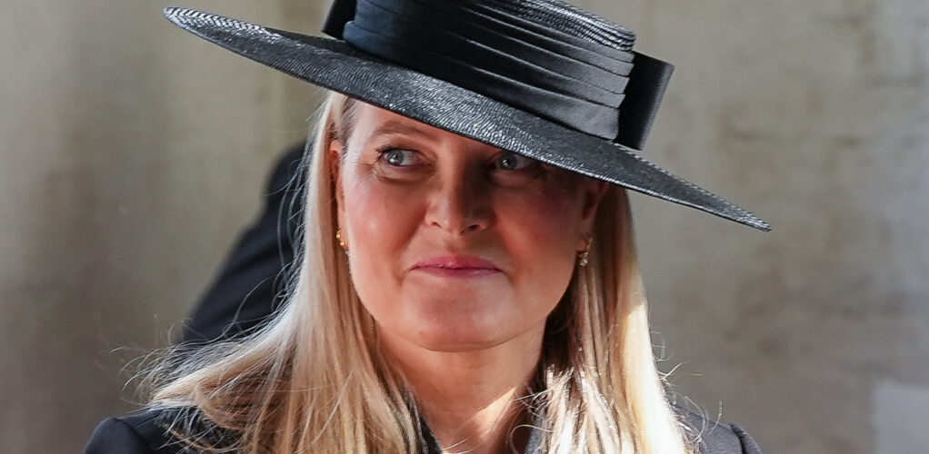 Drottning Mette-Marit under begravningen av prinsessan Astrid.