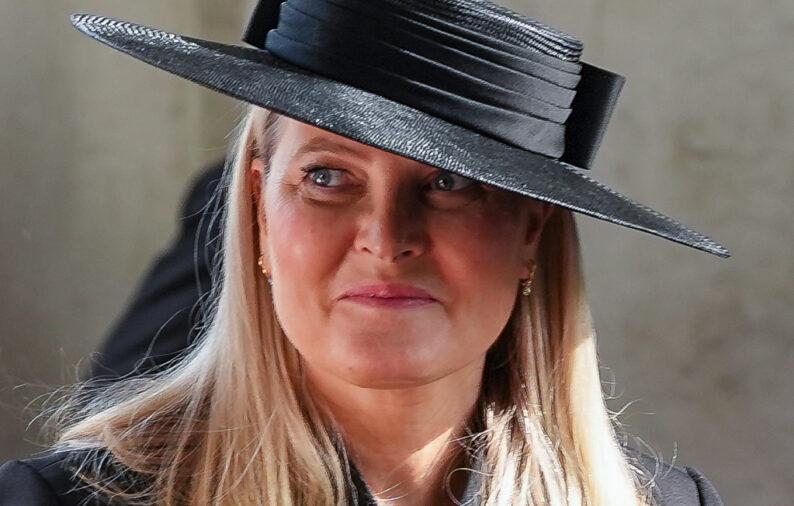 Mette-Marits t&aring;rar i kyrkan &ndash; gripande bilderna efter familjens nya sorg