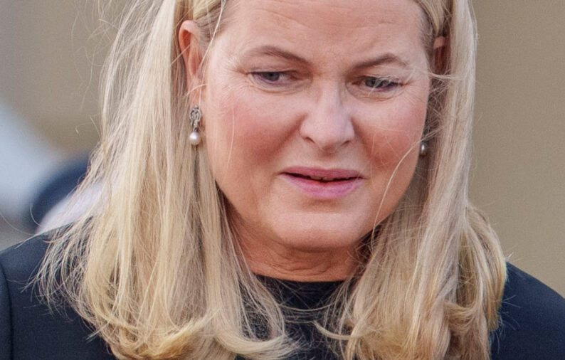 Mette-Marit allvarligt sjuk &ndash; missade kung Haakons st&ouml;rsta stund