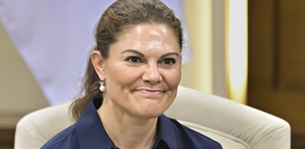 Kronprinsessan Victoria &auml;r van att resa utomlands. Inte s&auml;llan stannar prins Daniel hemma. 