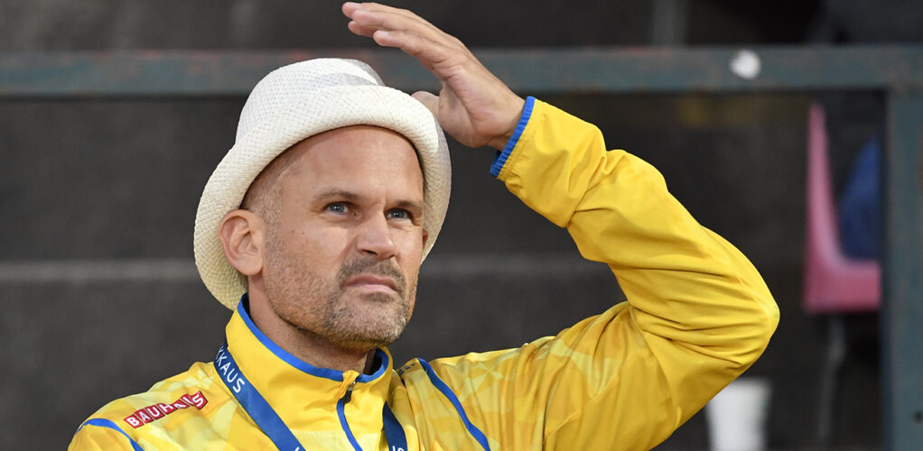 Stefan Holm säger att han tog tag i Emil Persson och slet i hans tröja. Han är delgiven misstanke om misshandel.