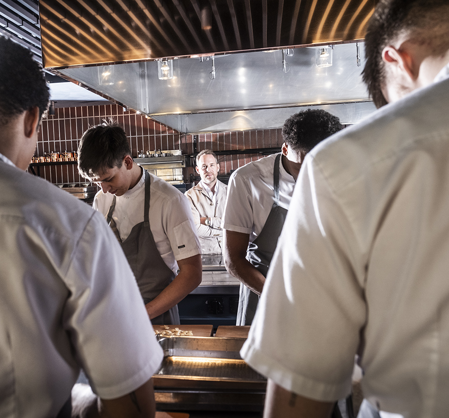 Stjärnkocken Björn Frantzén på sin restaurang