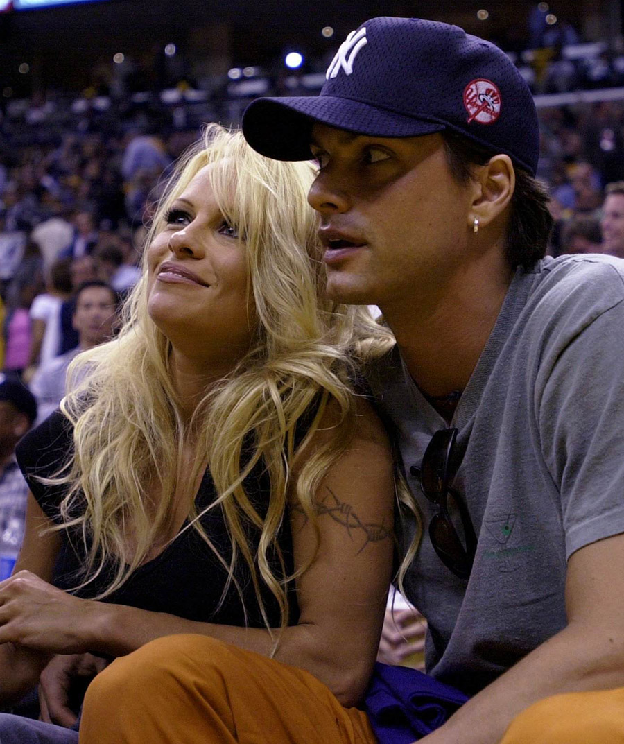 Pamela Anderson och Marcus Schenkenberg på en basketmatch i Los Angeles.