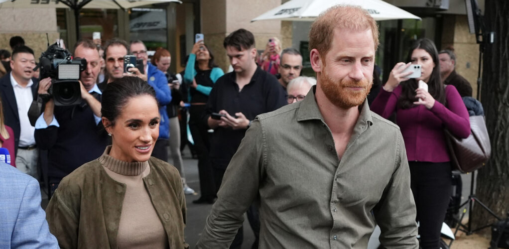 Prins Harry och Meghan Markle har tagit avst&aring;nd fr&aring;n hennes pappa. Nu v&auml;cker den infekterade familjekonflikten &aring;terigen stor uppm&auml;rksamhet.