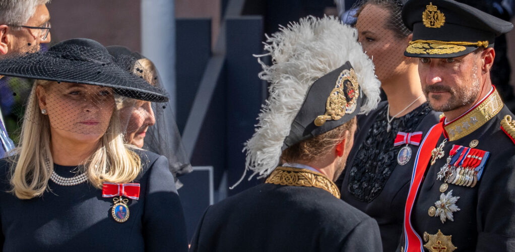 Kung Haakon och drottning Mette-Marit under en högtidlig ceremoni. Kungaparet har prövats hårt av det senaste årets dramatiska händelser.