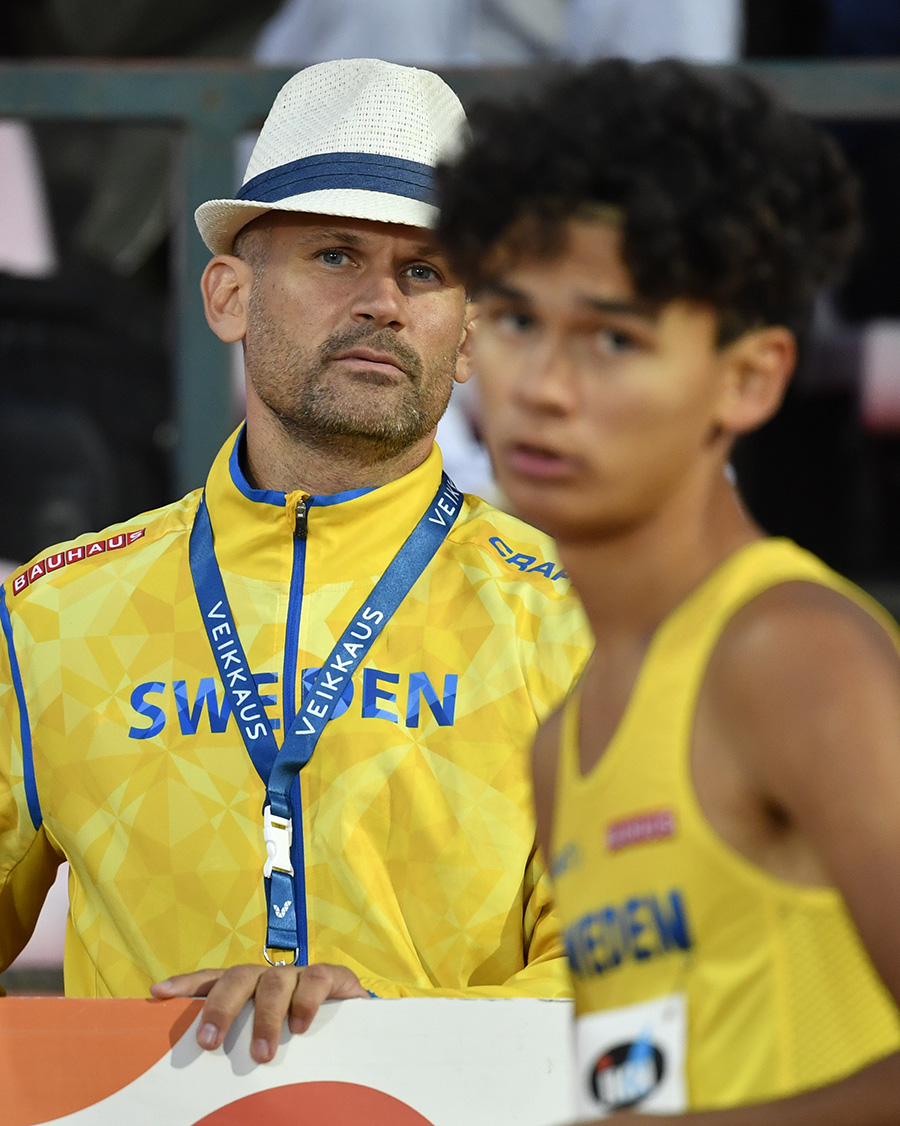 Stefan Holm tillsammans med sonen Melwin Lycke Holm under Finnkampen