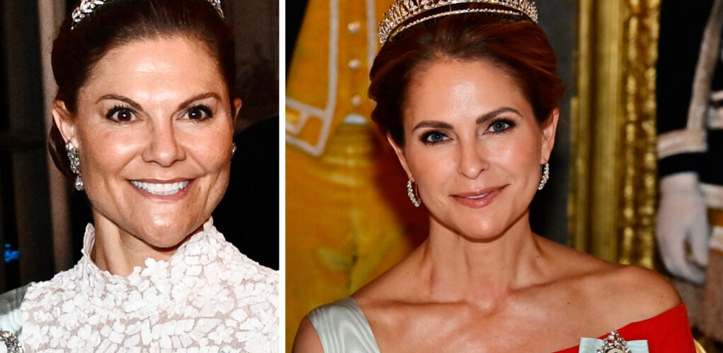 Kronprinsessan Victoria och prinsessan Madeleine bj&ouml;d p&aring; kunglig elegans i vitt och r&ouml;tt under galamiddagen p&aring; Kungliga slottet f&ouml;r Singapores presidentpar.